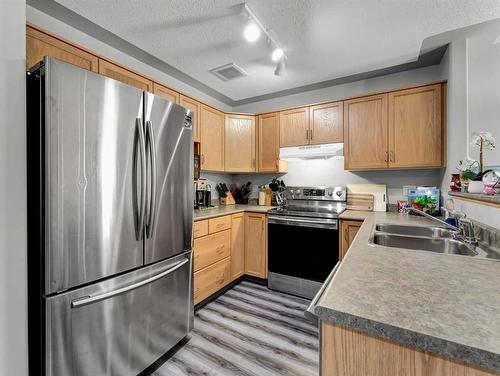 543 Stark Way Se, Medicine Hat, AB - Indoor Photo Showing Kitchen With Double Sink