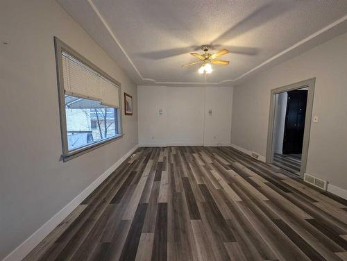 810B 5 Street Se, Medicine Hat, AB - Indoor Photo Showing Other Room