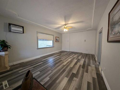 810B 5 Street Se, Medicine Hat, AB - Indoor Photo Showing Other Room