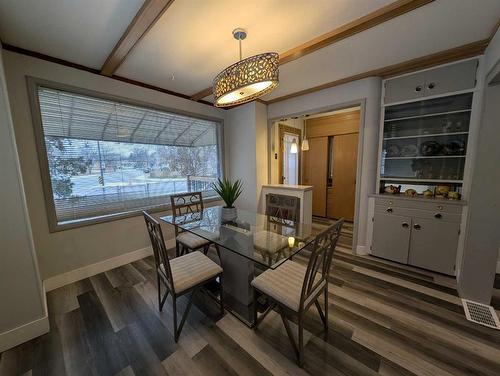 810B 5 Street Se, Medicine Hat, AB - Indoor Photo Showing Dining Room