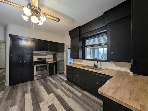 810B 5 Street Se, Medicine Hat, AB - Indoor Photo Showing Kitchen