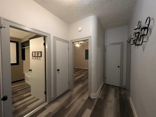 810B 5 Street Se, Medicine Hat, AB - Indoor Photo Showing Other Room