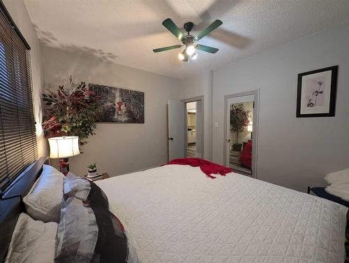 810B 5 Street Se, Medicine Hat, AB - Indoor Photo Showing Bedroom