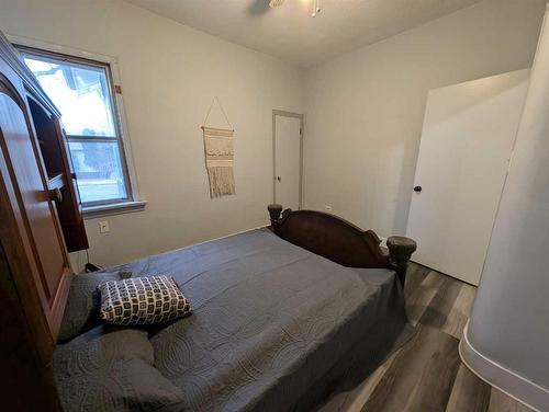 810B 5 Street Se, Medicine Hat, AB - Indoor Photo Showing Bedroom