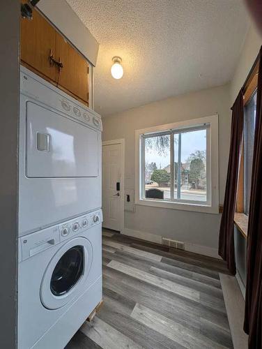 810B 5 Street Se, Medicine Hat, AB - Indoor Photo Showing Laundry Room