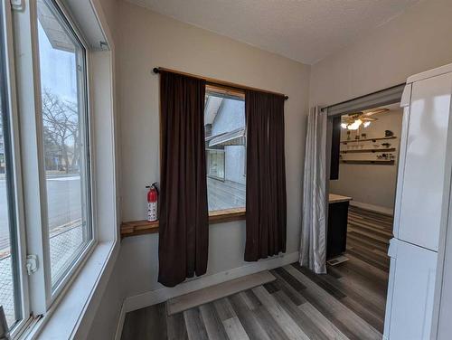 810B 5 Street Se, Medicine Hat, AB - Indoor Photo Showing Other Room