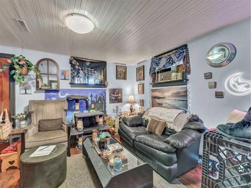 810B 5 Street Se, Medicine Hat, AB - Indoor Photo Showing Living Room