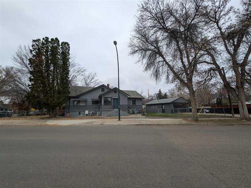 810B 5 Street Se, Medicine Hat, AB - Outdoor