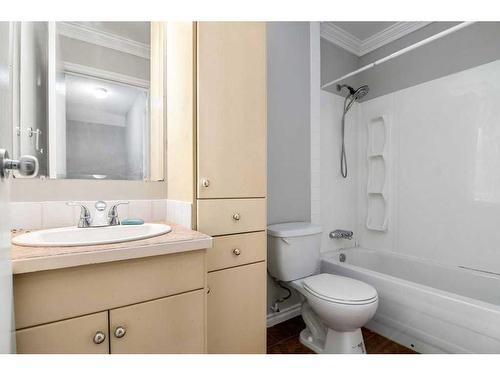 204 Cooney Road Se, Medicine Hat, AB - Indoor Photo Showing Bathroom