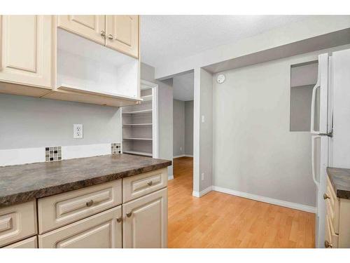 204 Cooney Road Se, Medicine Hat, AB - Indoor Photo Showing Kitchen