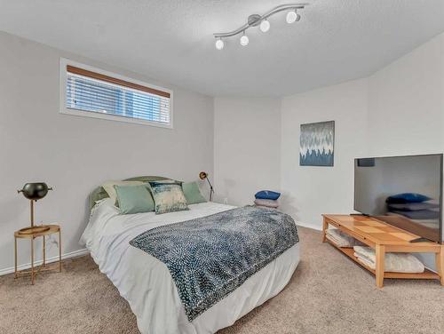 115 Terrace View Ne, Medicine Hat, AB - Indoor Photo Showing Bedroom