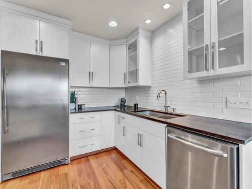 144 2 Street Sw, Medicine Hat, AB - Indoor Photo Showing Kitchen With Stainless Steel Kitchen With Upgraded Kitchen