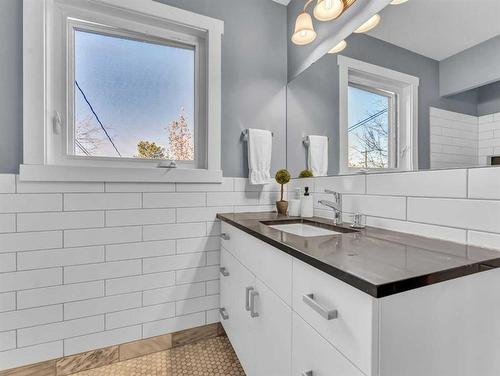 144 2 Street Sw, Medicine Hat, AB - Indoor Photo Showing Bathroom