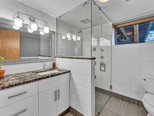 144 2 Street Sw, Medicine Hat, AB - Indoor Photo Showing Bathroom