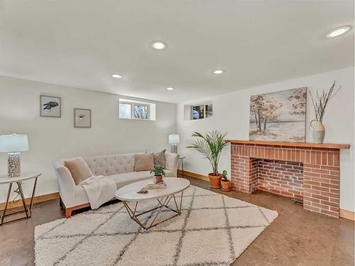 144 2 Street Sw, Medicine Hat, AB - Indoor Photo Showing Living Room