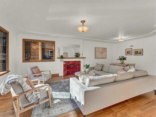 144 2 Street Sw, Medicine Hat, AB - Indoor Photo Showing Living Room