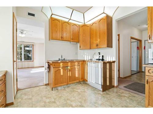 219A-278 Park Meadows Drive Se, Medicine Hat, AB - Indoor Photo Showing Kitchen