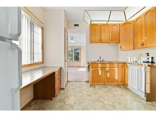 219A-278 Park Meadows Drive Se, Medicine Hat, AB - Indoor Photo Showing Kitchen