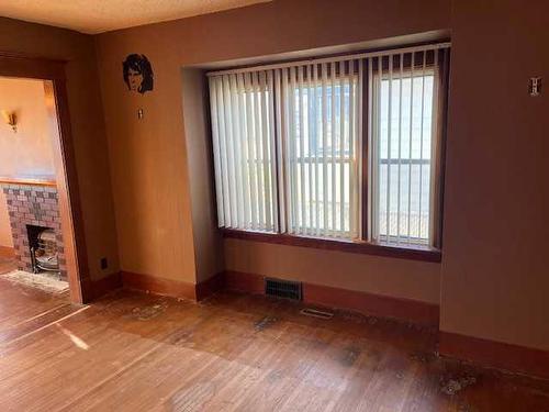 1018 Dominion Street Se, Medicine Hat, AB - Indoor Photo Showing Other Room With Fireplace