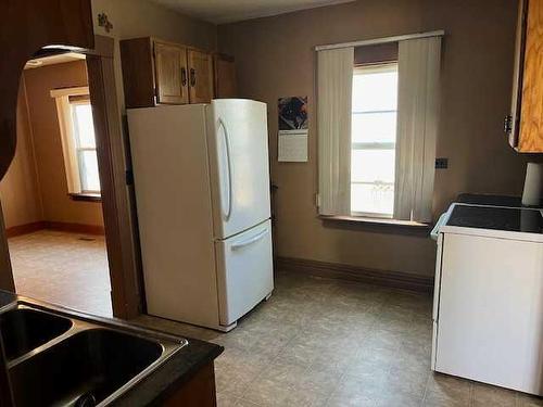 1018 Dominion Street Se, Medicine Hat, AB - Indoor Photo Showing Laundry Room