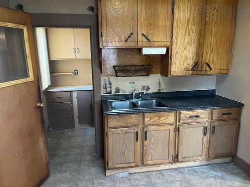 1018 Dominion Street Se, Medicine Hat, AB - Indoor Photo Showing Kitchen With Double Sink