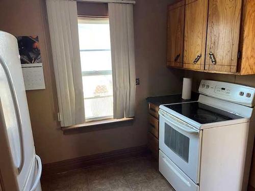 1018 Dominion Street Se, Medicine Hat, AB - Indoor Photo Showing Kitchen