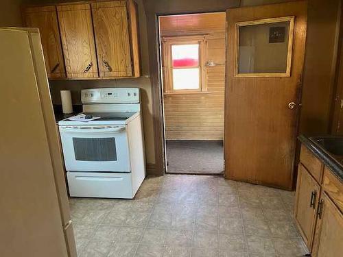 1018 Dominion Street Se, Medicine Hat, AB - Indoor Photo Showing Kitchen