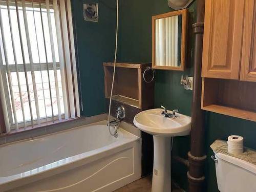 1018 Dominion Street Se, Medicine Hat, AB - Indoor Photo Showing Bathroom