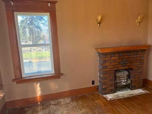 1018 Dominion Street Se, Medicine Hat, AB - Indoor With Fireplace