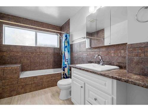 353 Woodman Avenue Se, Medicine Hat, AB - Indoor Photo Showing Bathroom