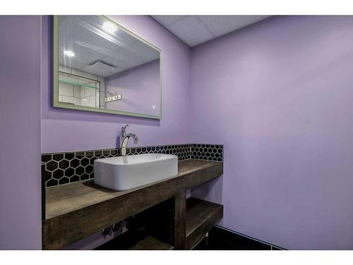 353 Woodman Avenue Se, Medicine Hat, AB - Indoor Photo Showing Bathroom