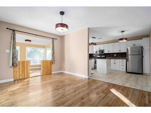 353 Woodman Avenue Se, Medicine Hat, AB - Indoor Photo Showing Kitchen