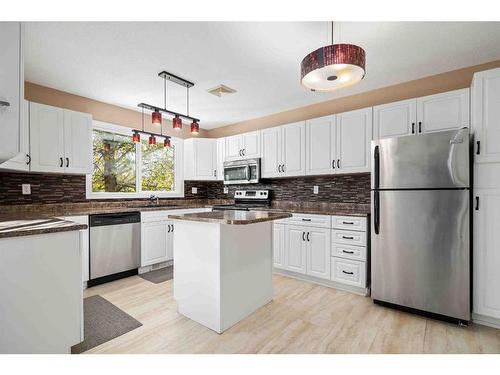 353 Woodman Avenue Se, Medicine Hat, AB - Indoor Photo Showing Kitchen With Upgraded Kitchen