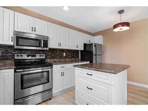 353 Woodman Avenue Se, Medicine Hat, AB - Indoor Photo Showing Kitchen