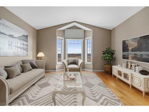 128 Preston Avenue Ne, Medicine Hat, AB - Indoor Photo Showing Living Room