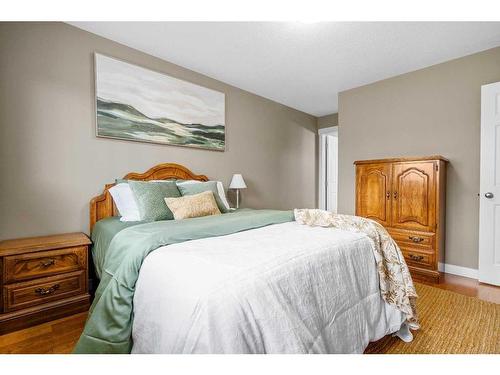 128 Preston Avenue Ne, Medicine Hat, AB - Indoor Photo Showing Bedroom