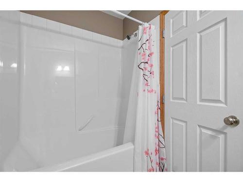 128 Preston Avenue Ne, Medicine Hat, AB - Indoor Photo Showing Bathroom