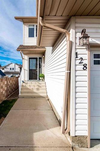 128 Preston Avenue Ne, Medicine Hat, AB - Outdoor