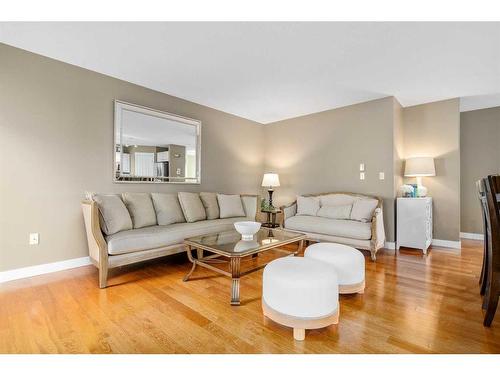 128 Preston Avenue Ne, Medicine Hat, AB - Indoor Photo Showing Living Room