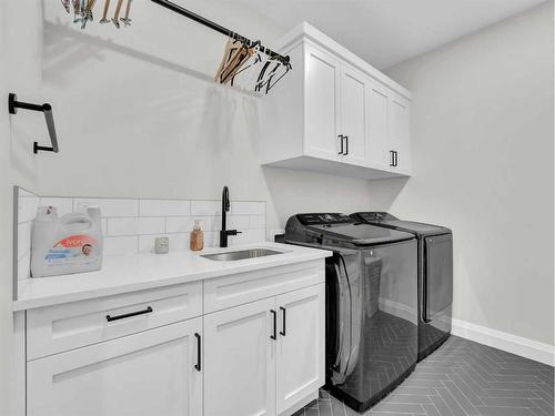 24 Coulee Ridge Drive Sw, Medicine Hat, AB - Indoor Photo Showing Laundry Room