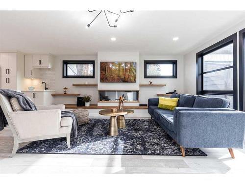 227 12 Street Se, Medicine Hat, AB - Indoor Photo Showing Living Room