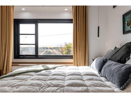 227 12 Street Se, Medicine Hat, AB - Indoor Photo Showing Bedroom