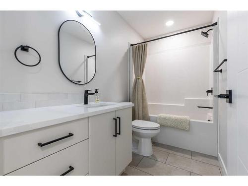 227 12 Street Se, Medicine Hat, AB - Indoor Photo Showing Bathroom