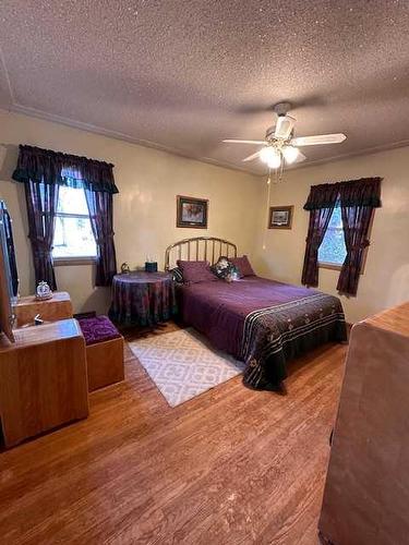 702 8Th Street Sw, Medicine Hat, AB - Indoor Photo Showing Bedroom