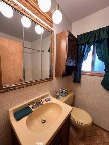 702 8Th Street Sw, Medicine Hat, AB - Indoor Photo Showing Bathroom