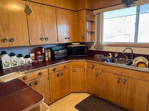 702 8Th Street Sw, Medicine Hat, AB - Indoor Photo Showing Kitchen