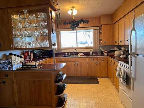 702 8Th Street Sw, Medicine Hat, AB - Indoor Photo Showing Kitchen