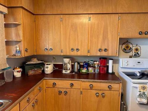 702 8Th Street Sw, Medicine Hat, AB - Indoor Photo Showing Kitchen