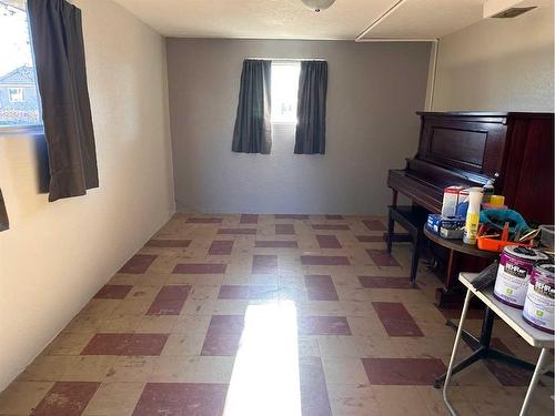 702 8Th Street Sw, Medicine Hat, AB - Indoor Photo Showing Other Room