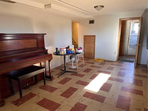 702 8Th Street Sw, Medicine Hat, AB - Indoor Photo Showing Other Room